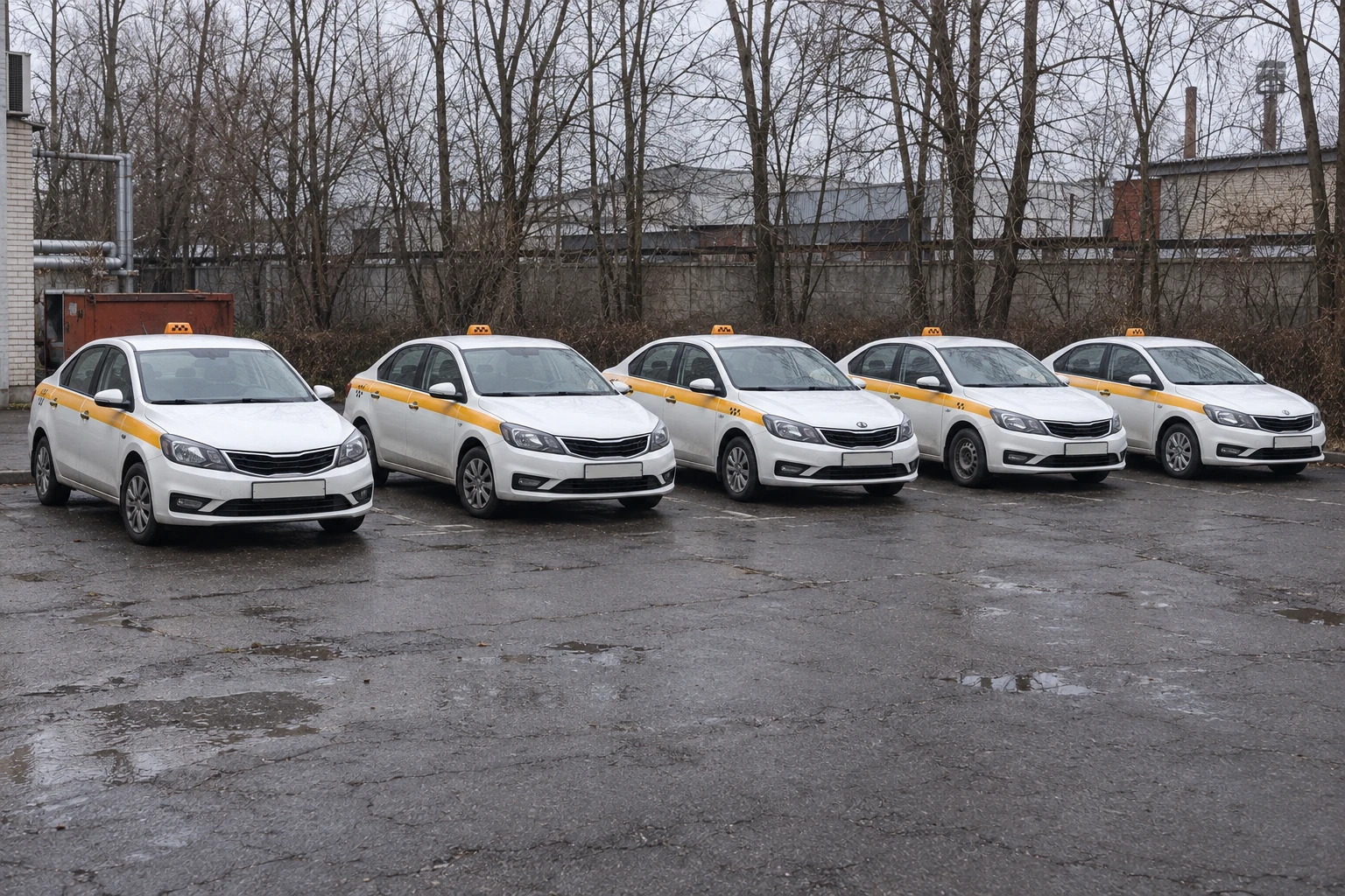 Ряд автомобилей такси на стоянке